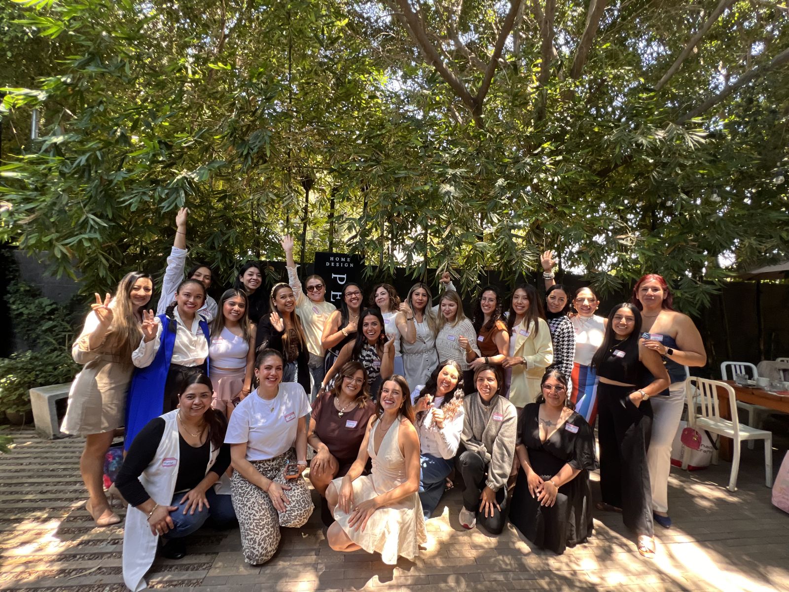 Foto grupal de emprendedoras en un brunch al aire libre