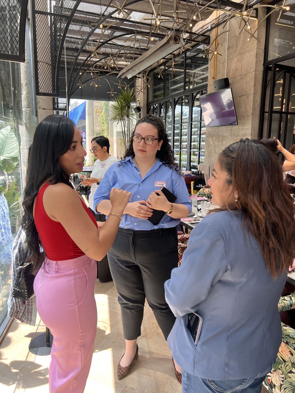 Emprendedoras conversando de pie durante el networking