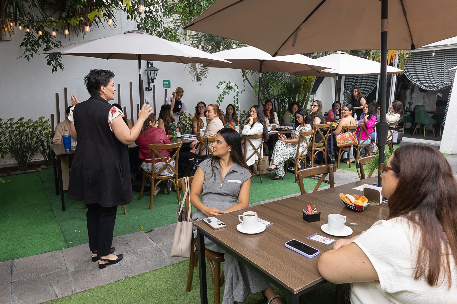 Embajadora guiando una dinámica en un jardín