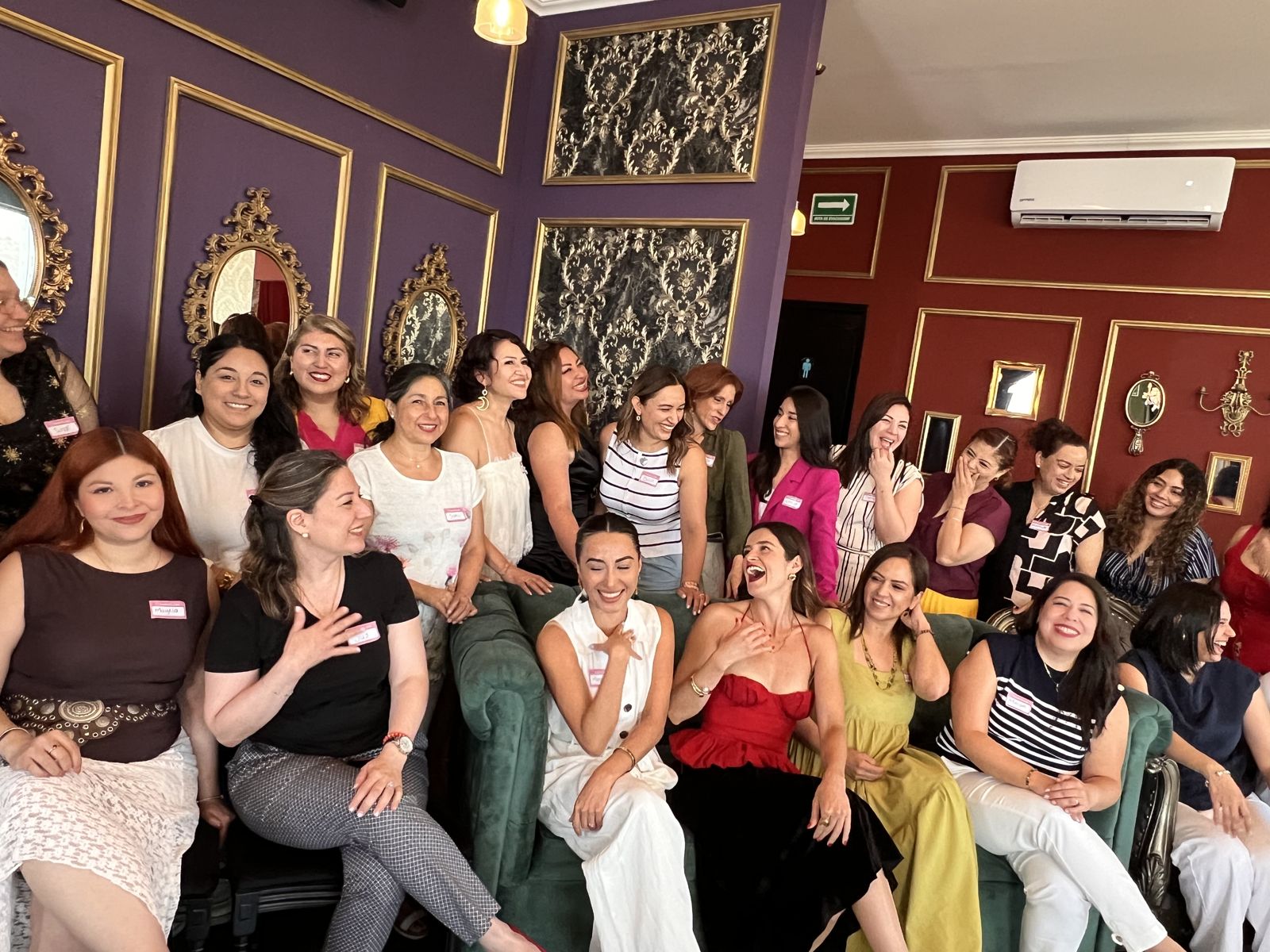 Grupo de emprendedoras riendo en un salón